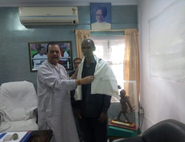 सेवानिवृत्त हवलदार दयानंद यादव को सुबोधकांत सहाय ने किया सम्मानित