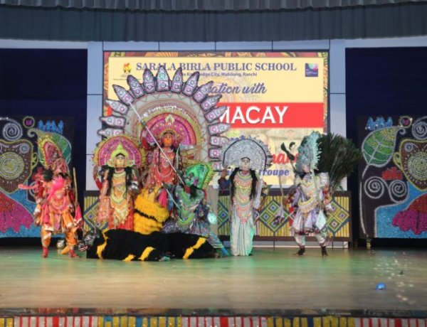 सरला बिरला पब्लिक स्कूल में स्पिकमैके द्वारा छऊ नृत्य का प्रदर्शन