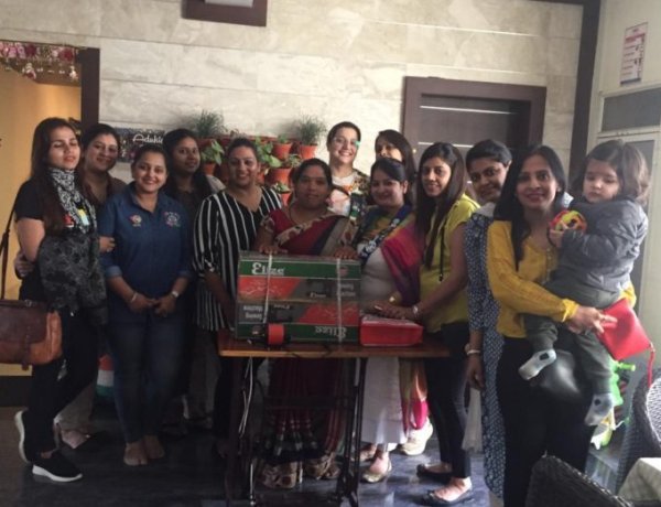 रांची युटोपीयन लेडीज सर्कल 142 ने बेसहारा महिला को सिलाईं मशीन डोनेट किया।