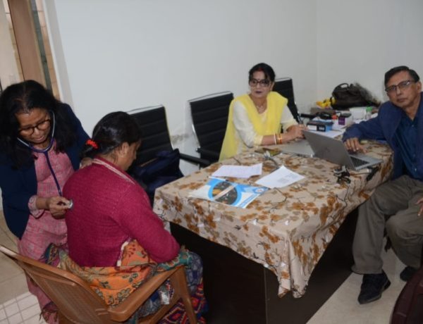 प्राण क्लिनिक के डॉक्टरों ने प्रेस क्लब में शुरू किया स्वास्थ्य जांच