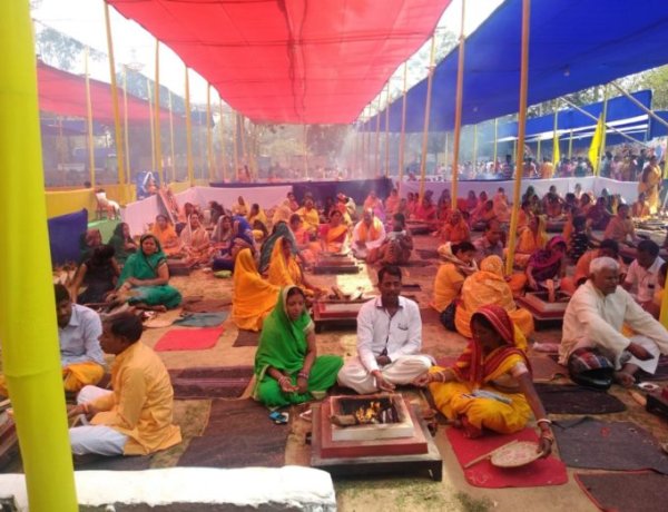 गायत्री महायज्ञ एवं संस्कारोत्सव यज्ञाहुति में उमड़ी भीड़