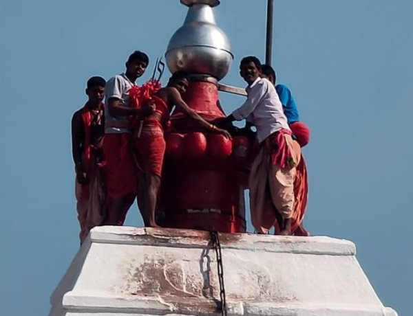 देवघर : उपायुक्त एवं पुलिस अधीक्षक की निगरानी में उतारा गया शिव-पार्वती मंदिर का पंचसुल