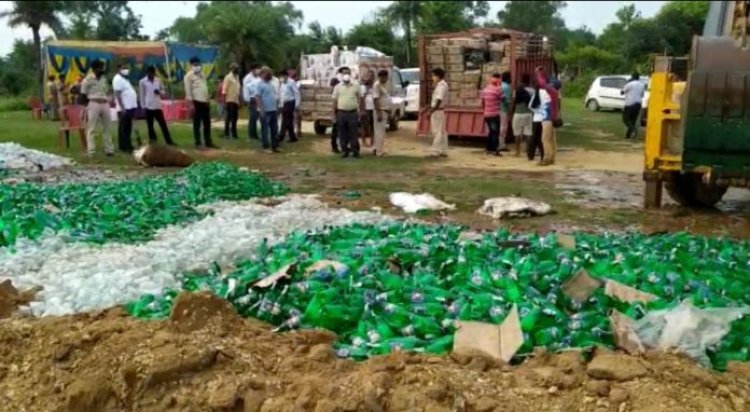 बाराचट्टी में उत्पाद विभाग की मौजूदगी में बड़े पैमाने पर शराब नष्ट की गई।