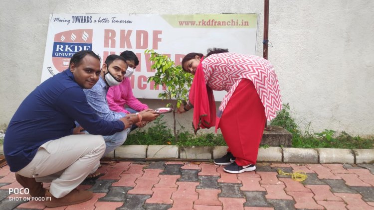 आरकेडीएफ विश्वविद्यालय में पेड़ों को राखी बांधकर दिया गया पर्यावरण संरक्षण का संदेश