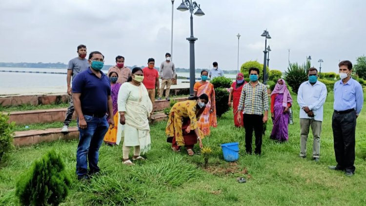 झारखंड के वीर सपूतों की स्मृति में किया गया पौधरोपण