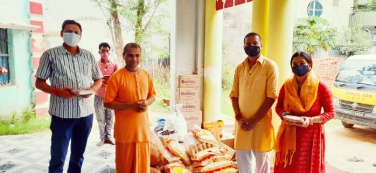 जीडीपी स्कूल परिवार द्वारा इस्काॅन मंदिर में खाद्य सामग्री व नगद राशि का सहयोग किया