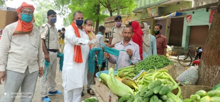 तरवां बाजार में वजीरगंज विधायक ने किया मास्क वितरण