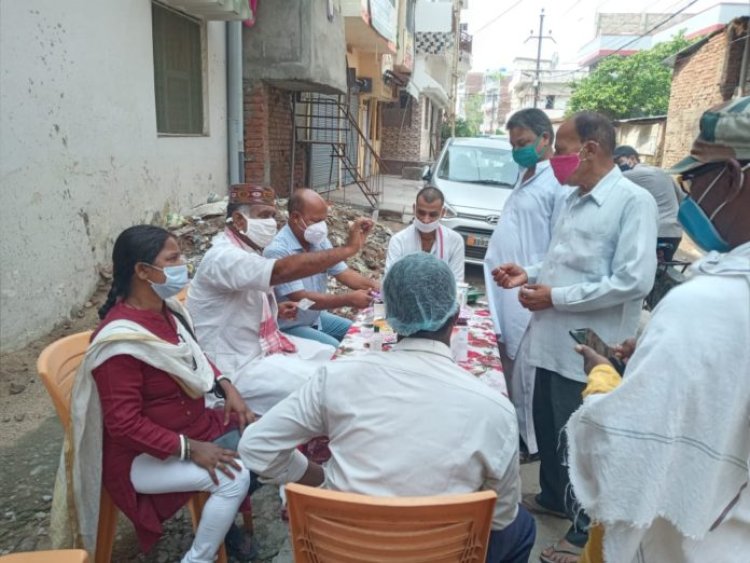 शहर के विभिन्नि क्षेत्रों में दवा व मास्क का किया निःशुल्क वितरण – अनिल स्वामी