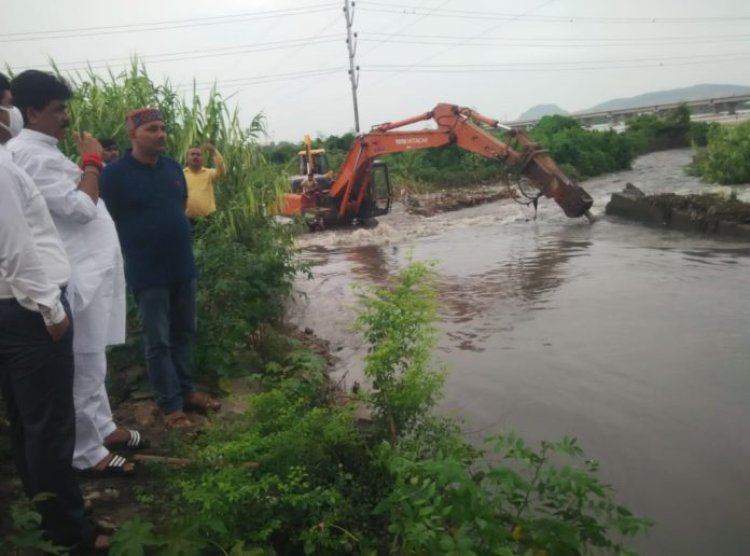 जल जमाव की समस्या से निजात दिलाने के लिए मेयर, डिप्टी मेयर और नगर आयुक्त देखने पहुंचे