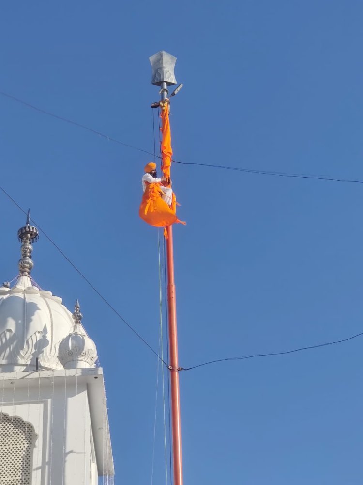 श्री गुरुनानक सत्संग सभा गुरुद्वारा साहिब में निशान साहिब की सेवा की गई