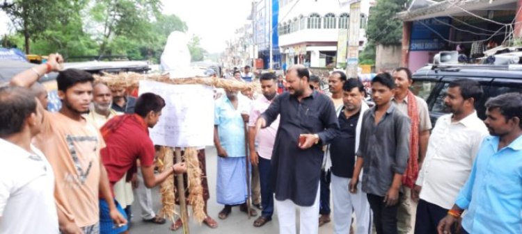 सरकारी संपत्तियों के निजीकरण के विरोध में जाप कार्यकर्ताओं ने प्रधानमंत्री का पुतला फूंका