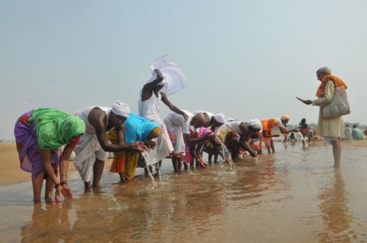 फल्गु नदी में भारी मात्रा में छोटी ब्लेट मिलने से हो रहा है स्नान करने में पिंडदानयों का दिक्कत