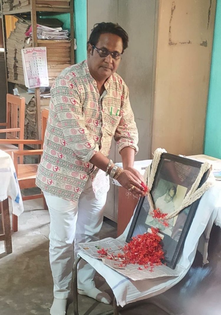 ग्राम निर्माण मंडल खादी ग्रामोउद्योग समिति के प्रधान कार्यालय में हर्षोल्लास के साथ लोकनायक जयप्रकाश नारायण का जयंती मनाया गया:- समिति मंत्री सुनील कुमार