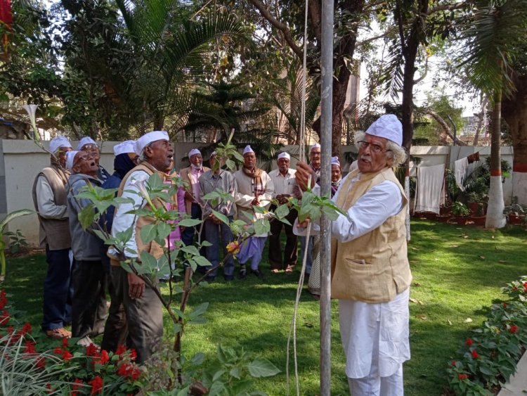 गांधी आश्रम में लोकप्रिय गांधीवादी नेता मोख्तार सिंह ने किया झंडोत्तोलन