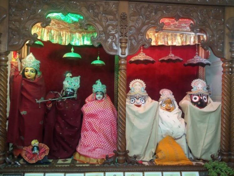 कार्तिक पूर्णिमा के अवसर पर गौड़ीय मठ में भगवान जगन्नाथ को सर्दी से राहत के लिए उनी वस्त्र पहनाया गया