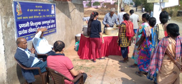 प्रणामी निःशुल्क अन्नपूर्णा भोजन-प्रसाद सेवा में निर्धन ग्रामीणों को कराया गया भोजन