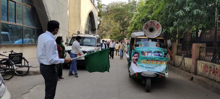 कोरोना संक्रमण से बचाव को लेकर उपायुक्त छवि रंजन ने प्रचार वाहनों को किया रवाना