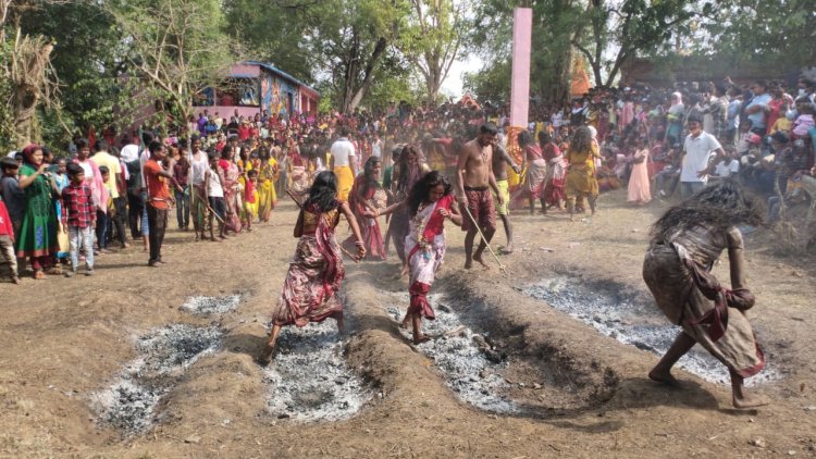 नंगे पांव अंगारों पर चलकर श्रद्धालुओं ने जताई आस्था