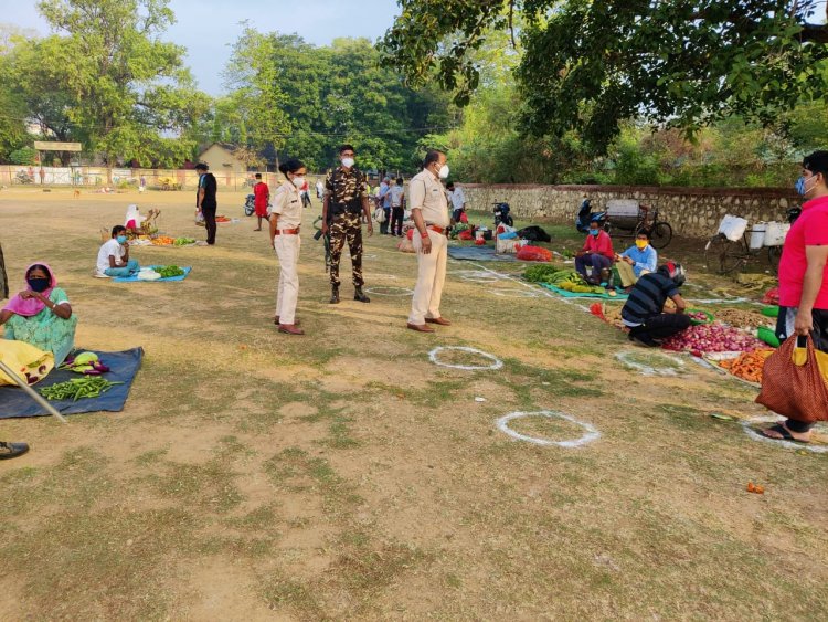 पुलिस-प्रशासन ने सब्जी बिक्रेताओं की सुधि लेते हुए जगह मुहैया कराया