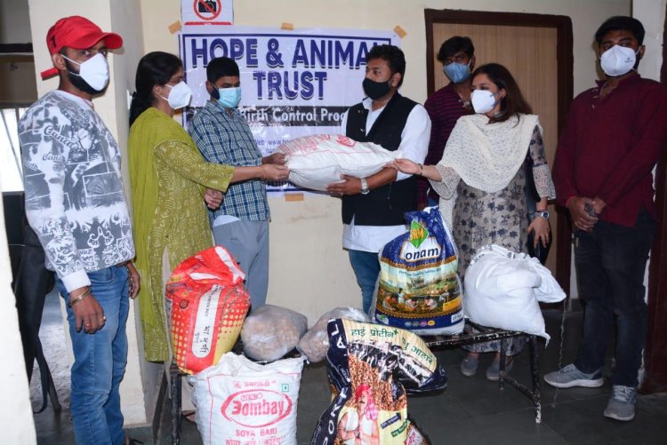 बेजुबान जानवरों के निवाले के लिए आदित्य विक्रम जायसवाल ने होप एंड एनिमल ट्रस्ट को दी खाद्य सामग्री
