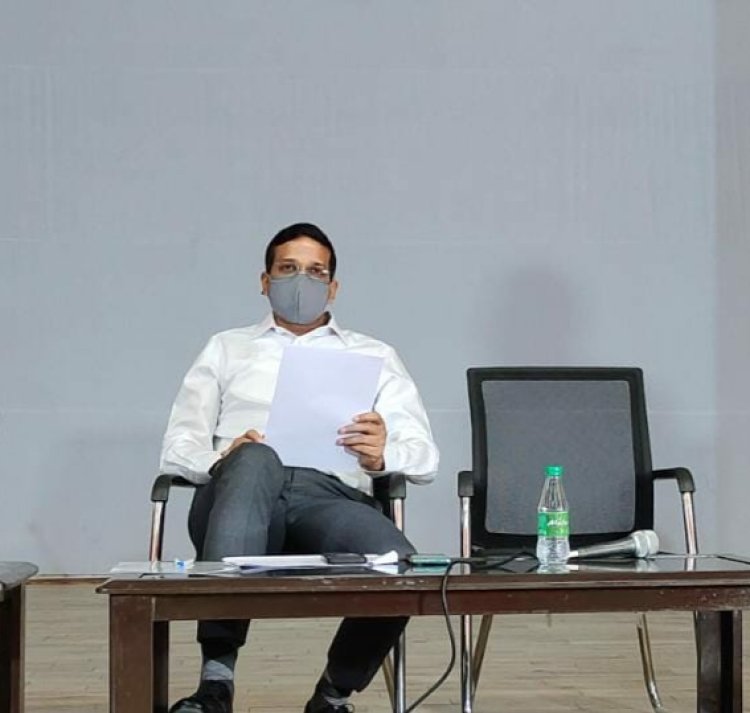 जांबाज योद्धा के रूप में कोरोना से जंग जीतने में जुटे हैं रांची के उपायुक्त छवि रंजन