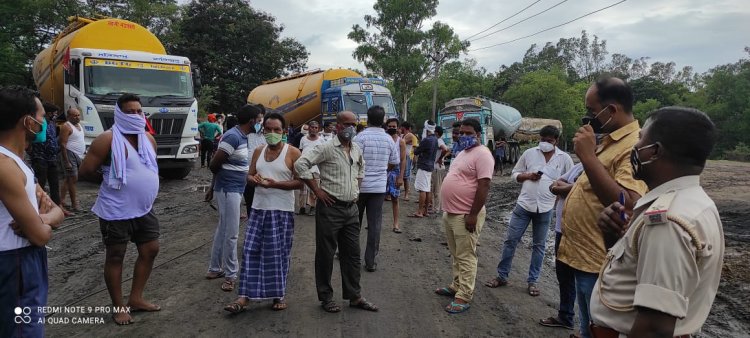 हाइड्रा को उठाने के दौरान तीन बिजली के पोल गिरे , कोई हताहत नहीं