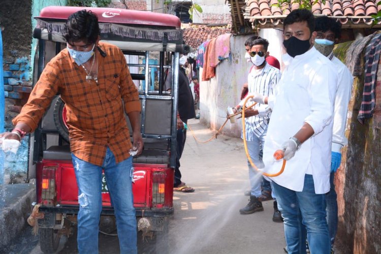 प्रोफेशनल कांग्रेस ने चुटिया के गली-मुहल्लों में किया ब्लीचिंग पाउडर का छिड़काव, घरों को किया सेनेटाइज