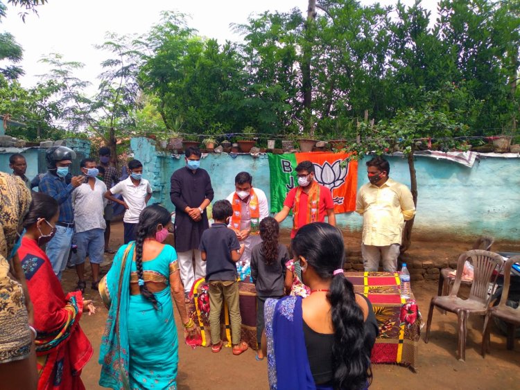 भाजयुमो ने बांटे मास्क व सैनिटाइजर