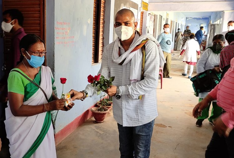 वैक्सीनेशन सेंटर पर सेवा दे रहे लोगों को दिव्यम फाउंडेशन ने किया सम्मानित