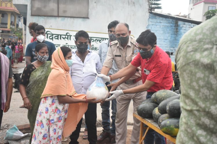 युवा समाजसेवियों ने जरूरतमंदों को बांटे खाद्य सामग्री