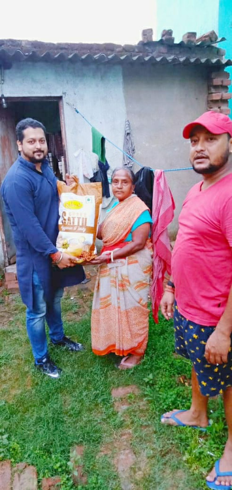 युवा समाजसेवी रोहित ने वृद्ध व दिव्यांग को उनके गंतव्य तक पहुंचाया