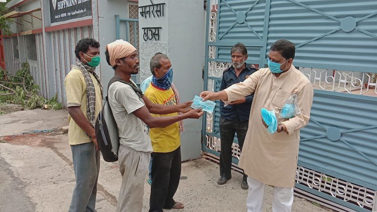 जागरूकता अभियान के तहत भारतीय एकता कमेटी ने बांटे मास्क, कोरोना से जंग जीतना जरूरी : गुलाम मुस्तफा