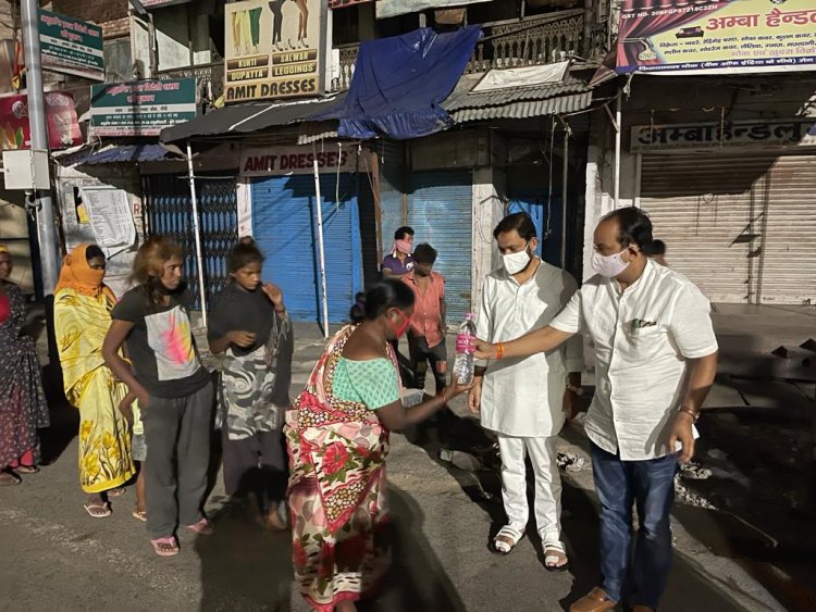 सामाजिक संगठन ‘युवा झारखंड’ ने जरूरतमंदों के बीच बांटे भोजन