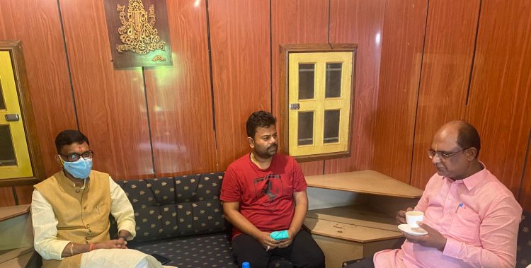 सांसद संजय सेठ और उप महापौर संजीव विजयवर्गीय मिले स्व.शिवनारायण जायसवाल के परिजनों से