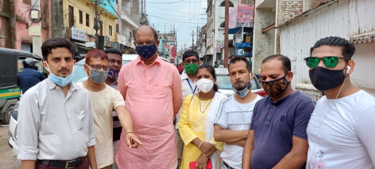 डिप्टी मेयर व पार्षद ने किया फतेउल्लाह रोड का निरीक्षण, बदहाल सड़क की अविलंब मरम्मत की मांग की