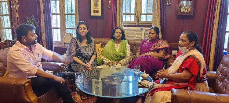 कांग्रेस नेत्री दीपिका पांडे सिंह और रमा खलखो मिली स्व.शिव नारायण जायसवाल के परिजनों से