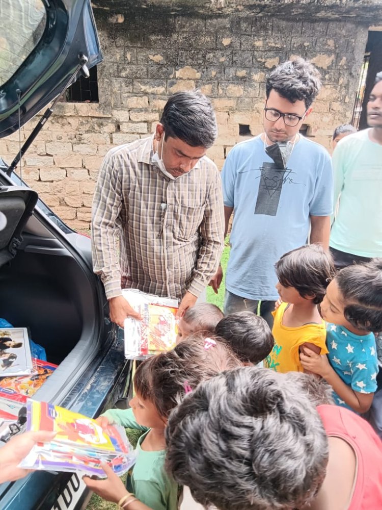 गुरुनानक सेवक जत्था द्वारा गरीब बच्चों के बीच काॅपी-किताब वितरित