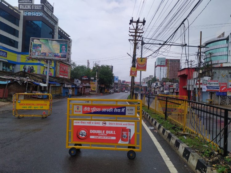 संपूर्ण लॉकडाउन में सड़कों पर पसरा सन्नाटा, कर्फ्यू सा माहौल