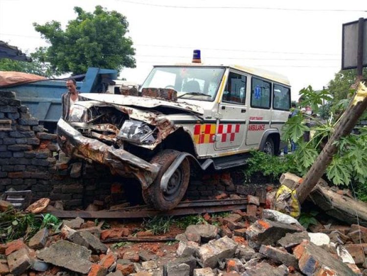 एम्बुलेंस की टक्कर से गिरी दिवार तीन बच्चे घायल , ड्राइवर की पिटाई