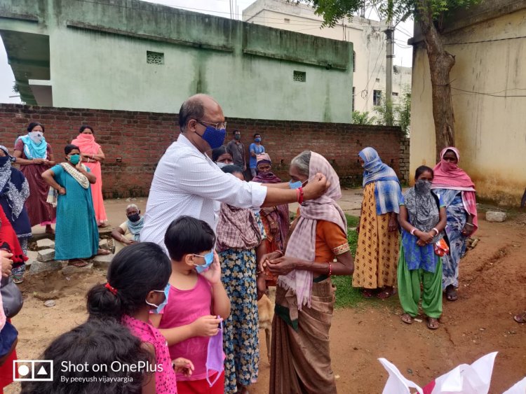 भाजपा महिला मोर्चा के सौजन्य से जरूरतमंदों के बीच खाद्यान्न वितरित