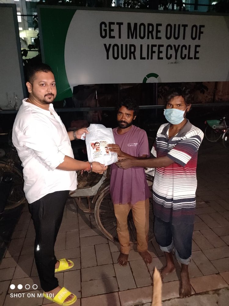 युवा कांग्रेस ने रिक्शा चालकों के बीच किया रेनकोट का वितरण