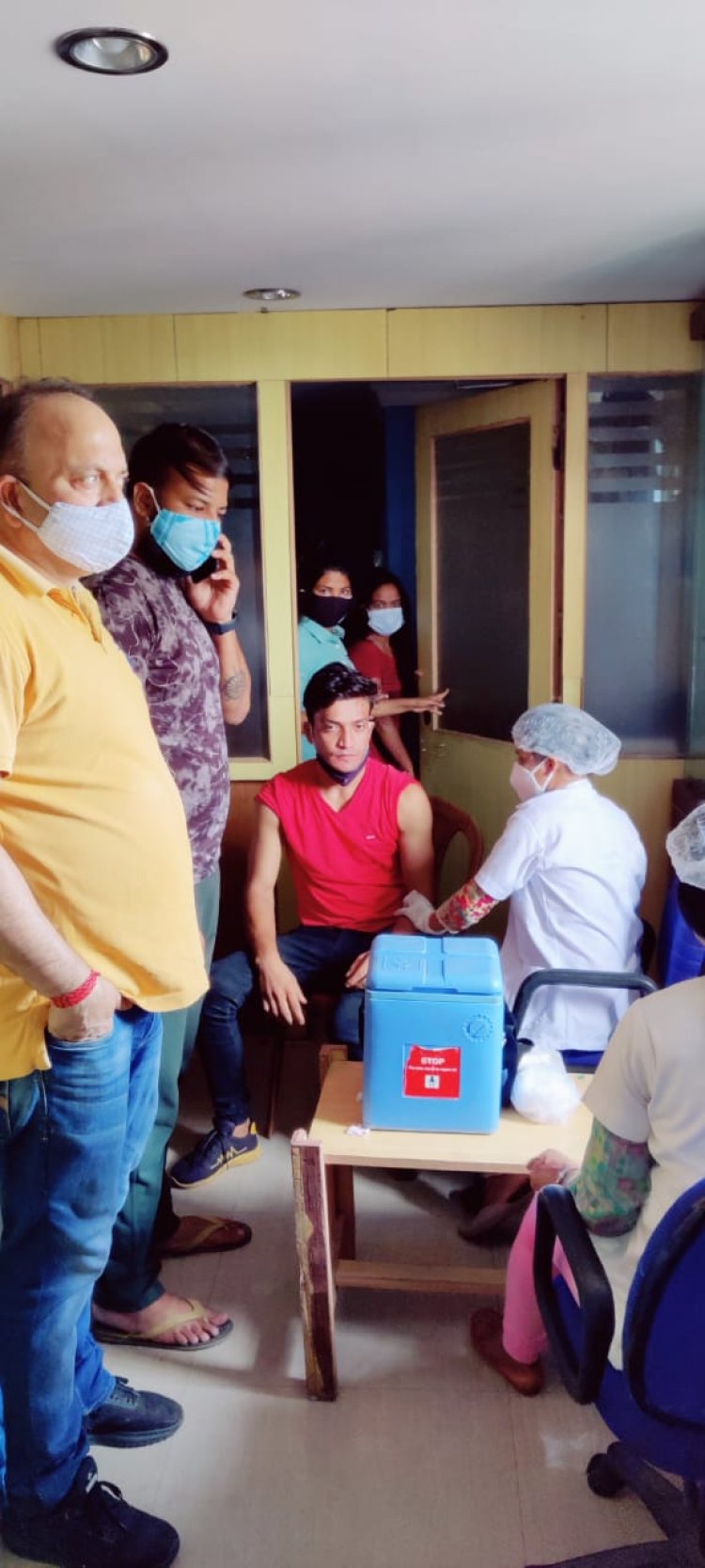 एनएसयूआई ने लगाया टीकाकरण शिविर