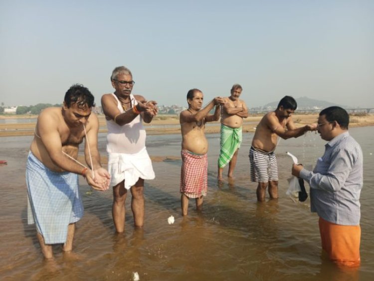 पितृ अमावस्या (महालया) पर तीनों कुल पितरों को निमि॔त तर्पण एवं हवण किया:-विनय कुमार प्रभाकर