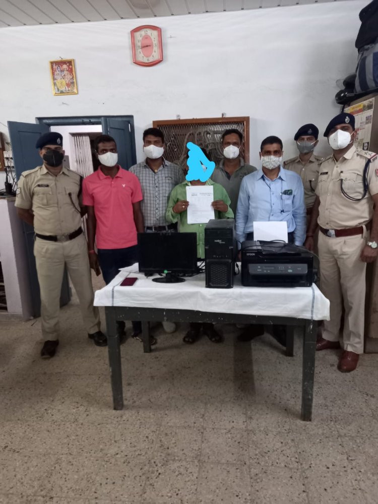 रेल टिकट की कालाबाजारी करते धंधेबाज़ गिरफ़्तार