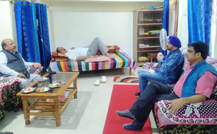 समाजसेवी गोपाल कृष्ण झा का कुशल क्षेम जानने उनके आवास पहुंची एआईएसएम जेडब्ल्यूए की टीम