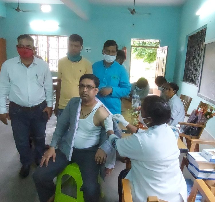 रांची पब्लिक स्कूल वेक्सिनेशन कैंप में 80 लोगों ने लिया टीका