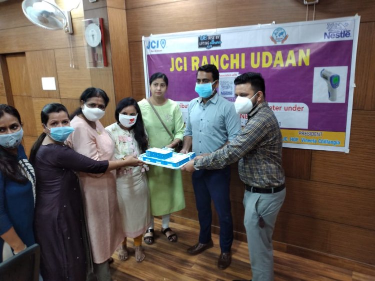 पीड़ित मानवता की सेवा में जेसीआई उड़ान का सहयोग जारी, जिला प्रशासन को सौंपा ऑक्सीमीटर व थर्मामीटर