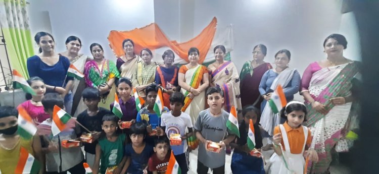 वीरांगनाओं ने स्वाधीनता दिवस पर बच्चों के बीच बांटे तिरंगा और मिठाइयां