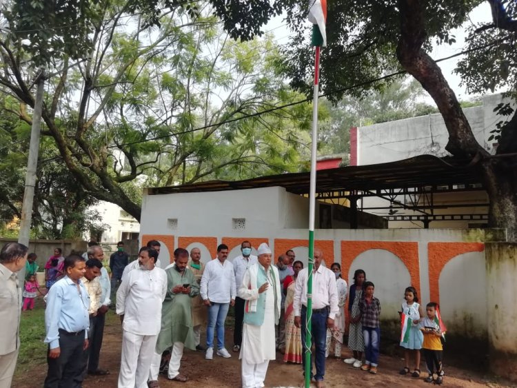 पूर्व केंद्रीय मंत्री सुबोधकांत सहाय के आवासीय कार्यालय पर हुआ झंडोत्तोलन