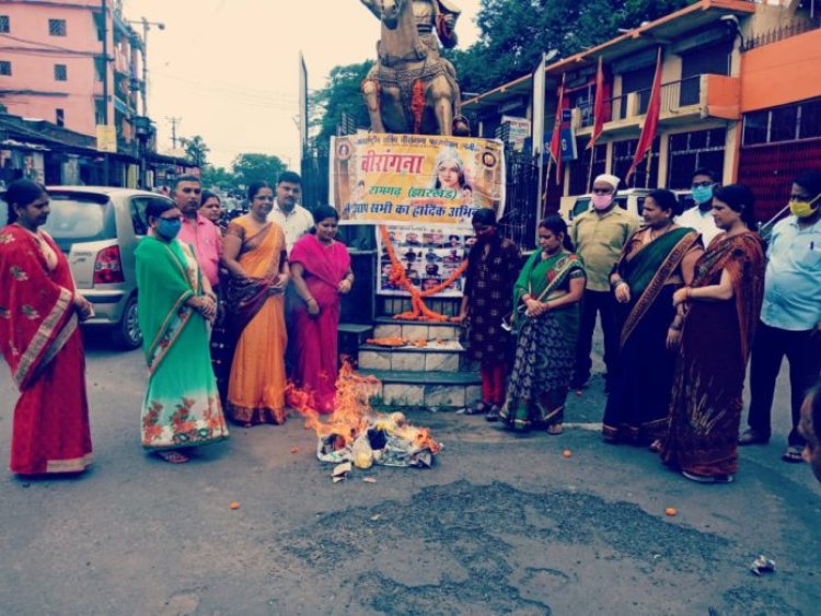 रामगढ़ वीरांगना ने दी अमर शहीद सैनिकों को श्रद्धांजलि